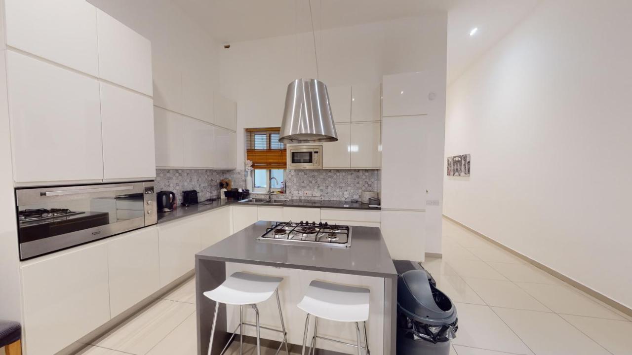 Spacious 3 Bedroom Maisonette Слима Екстериор снимка